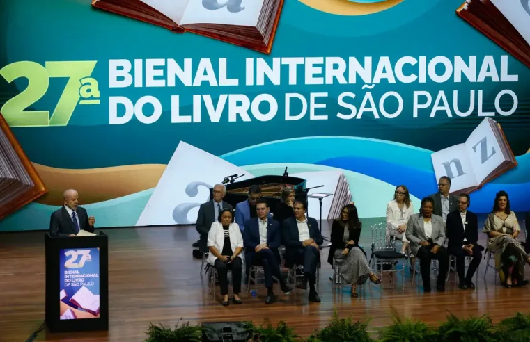Lula assina regulamentação da Política Nacional de Leitura e Escrita