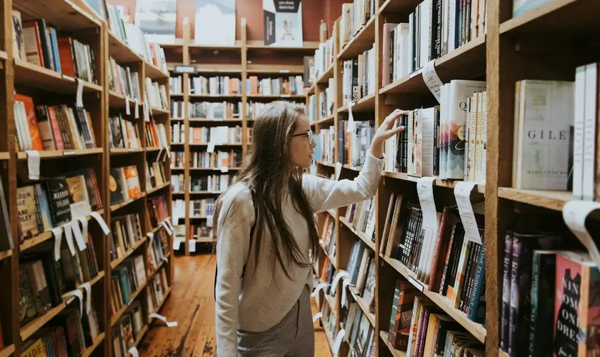 Câmara de Rio Branco aprova lei que permite Bíblias em bibliotecas de escolas