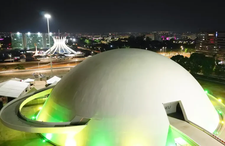 Brasília se ilumina de verde e amarelo 2 dias antes de jogo da seleção