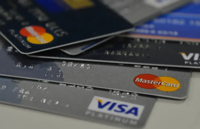 Juros do cartão de crédito rotativo sobem para 438,4% ao ano