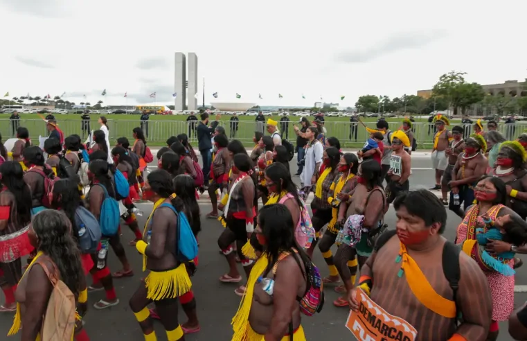 Indígenas marcham em Brasília e bloqueiam vias contra marco temporal