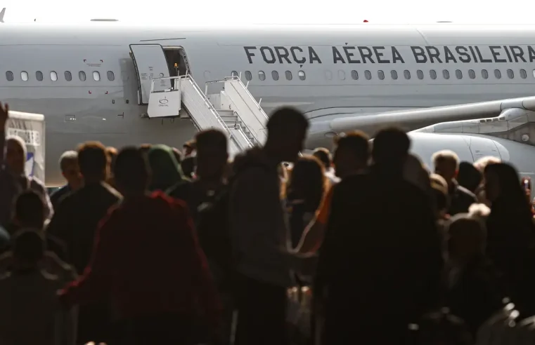 Quinto voo da FAB com 220 repatriados do Líbano chega a SP