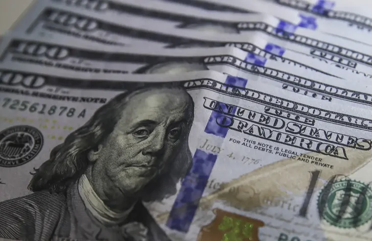 Dólar fecha na maior cotação do Plano Real na espera por cortes
