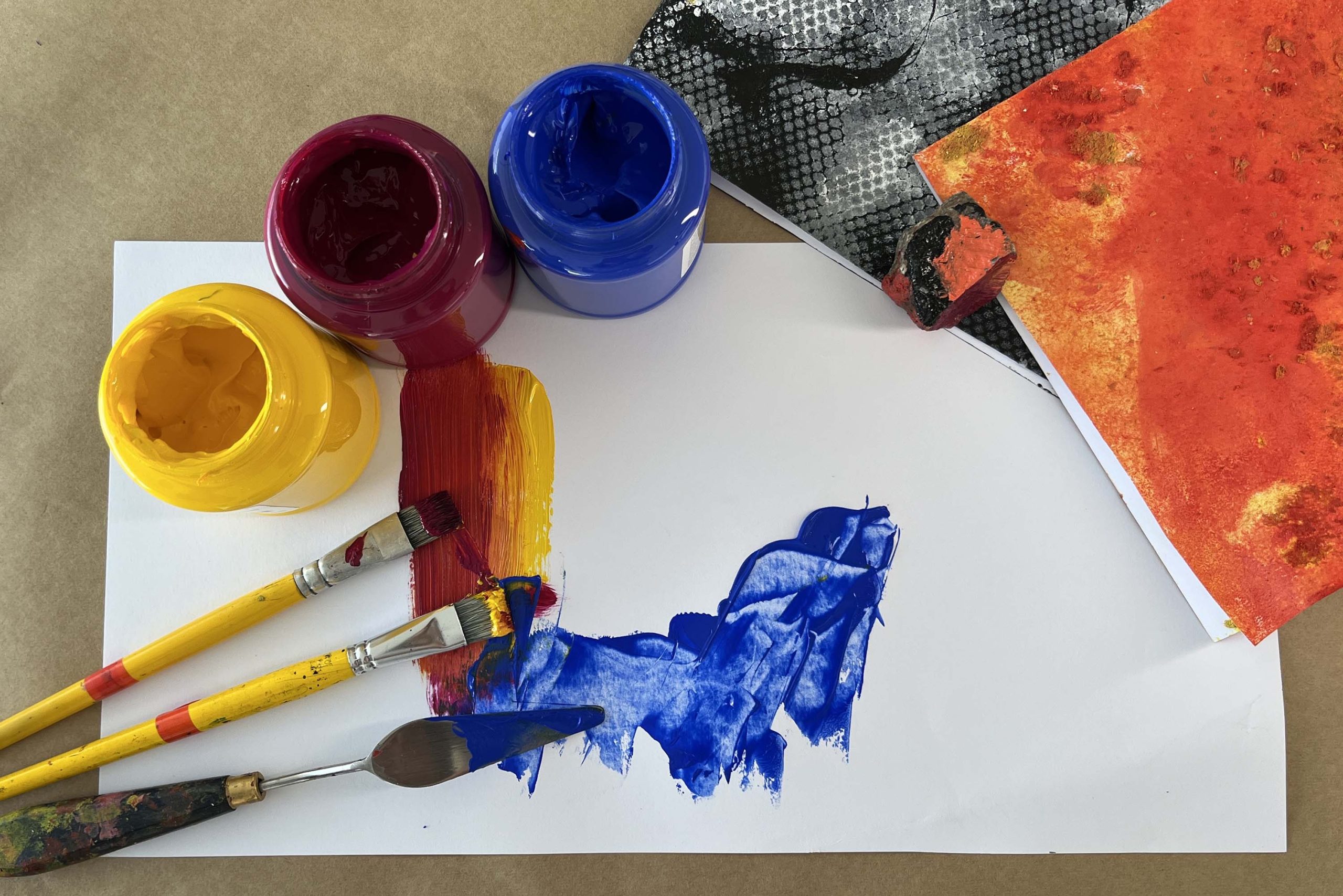 MON promove em dezembro oficina gratuita sobre experiência com tinta acrílica