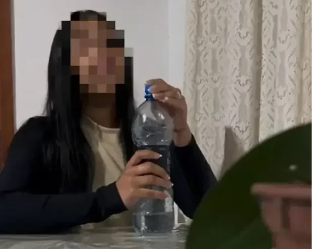 Pastora é flagrada combinando encenação de milagres em culto