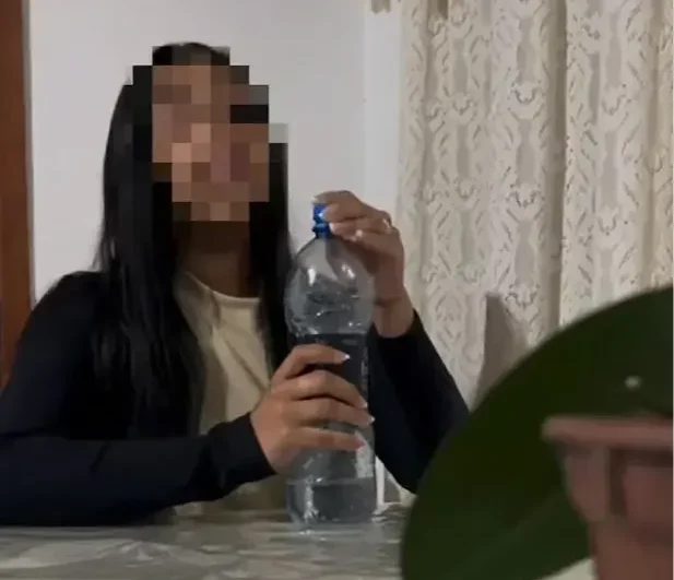 Pastora é flagrada combinando encenação de milagres em culto