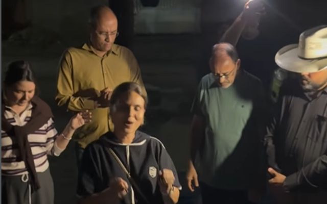 Chuva adia show, mas Aline Barros canta de improviso