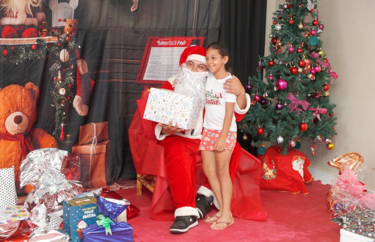 Com muita gratidão e alegria, crianças recebem presentes da campanha “Adote uma Cartinha”