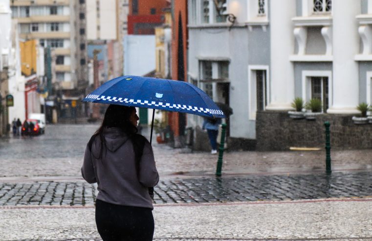 Chuva volumosa até terça e vento na quarta: tempo segue instável no Paraná