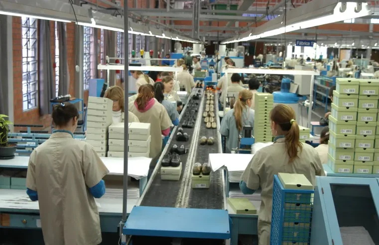 Faturamento da indústria sobe, mas emprego cai pelo terceiro mês