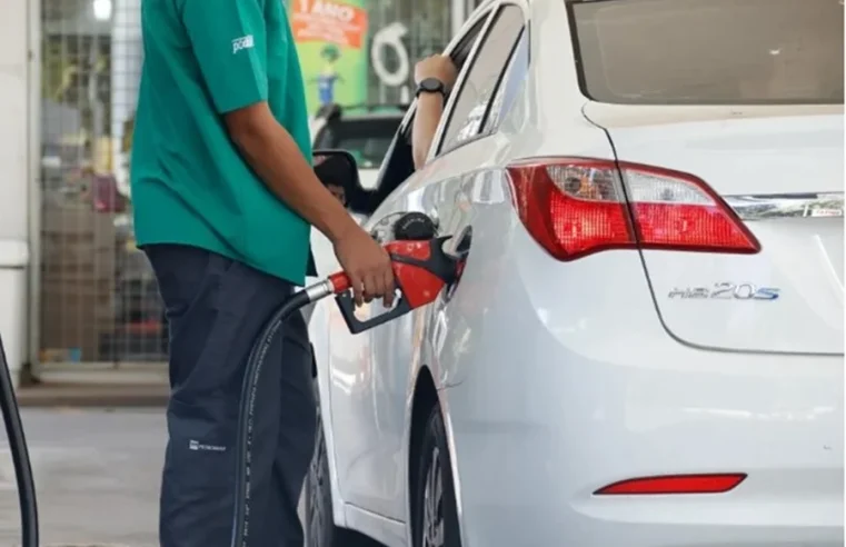 Petrobras reduz preço da gasolina para distribuidoras em 5,2% a partir de terça-feira