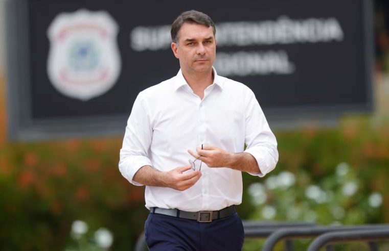 Flávio Bolsonaro relata ter sofrido ameaças de morte