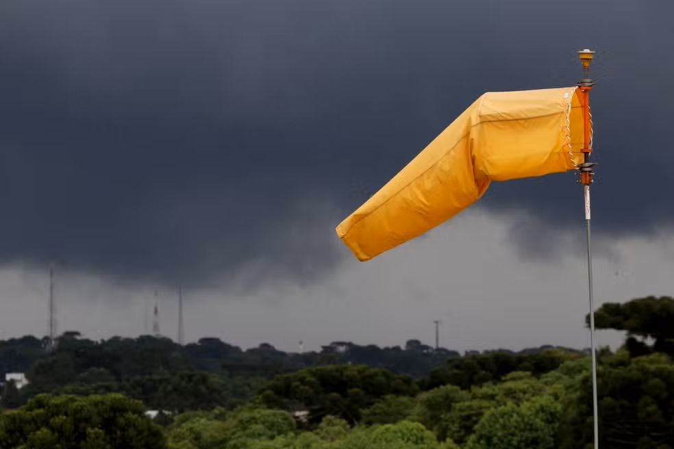 Paraná entra em alerta para temporais com risco de granizo e ventos de até 100 km/h nesta quarta-feira
