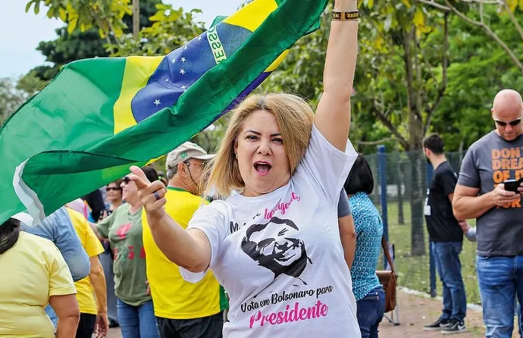 Justiça bloqueia R$ 227 mil de ex-esposa de Bolsonaro por irregularidades em contas de campanha