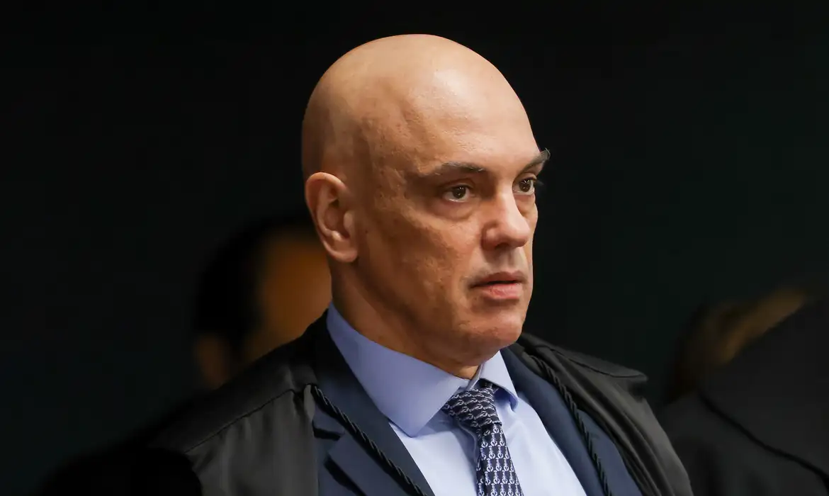 Moraes volta a pedir que PGR se manifeste sobre arma de Bolsonaro