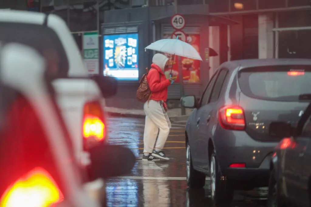 Chuva vai e volta no Paraná até domingo, mas segunda-feira volta a ter sol