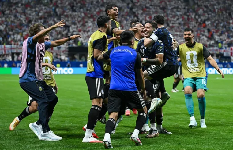 Argentina vence Inglaterra e chega à terceira final em quatro Copas do Mundo
