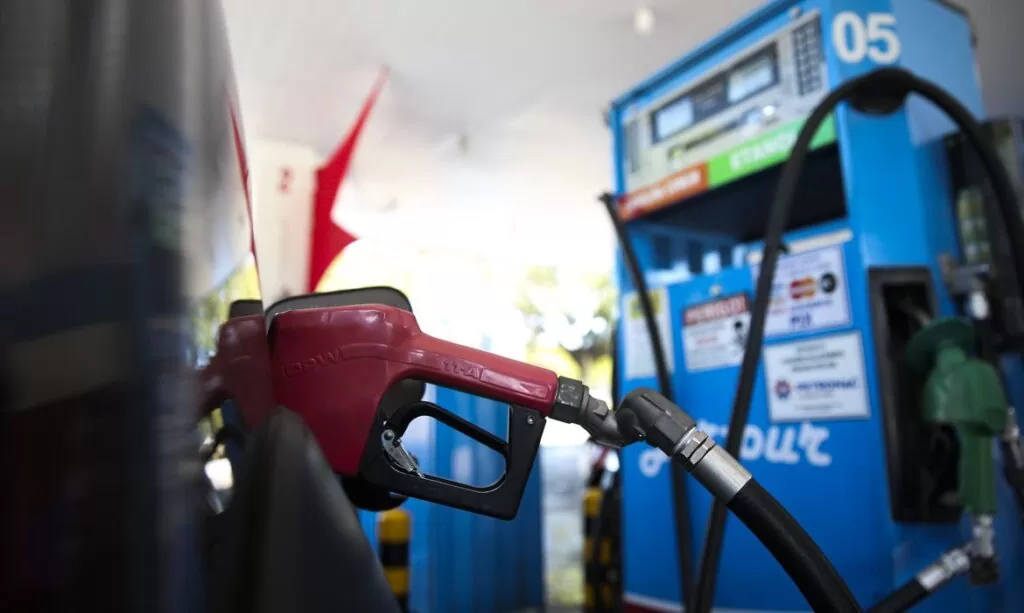 Com nova alta mundial do petróleo, governo mantém desconto na gasolina