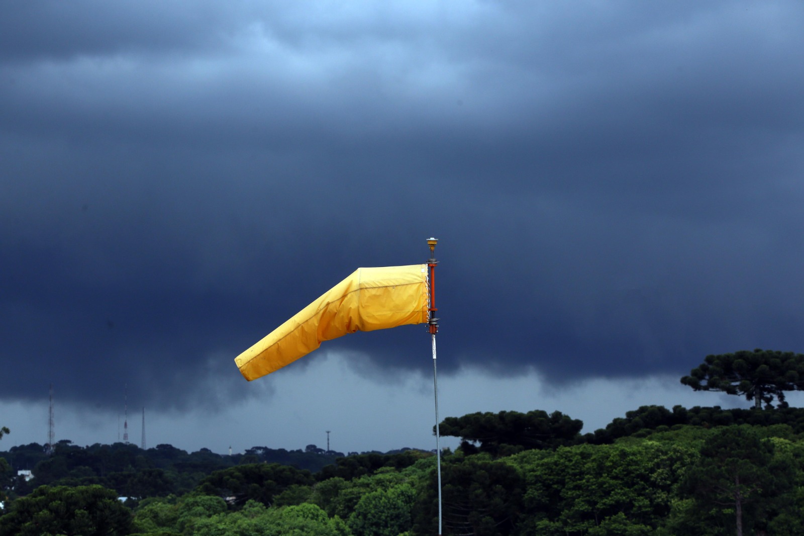 Fim de semana: após calor intenso e ventos fortes, chuva volta ao Paraná
