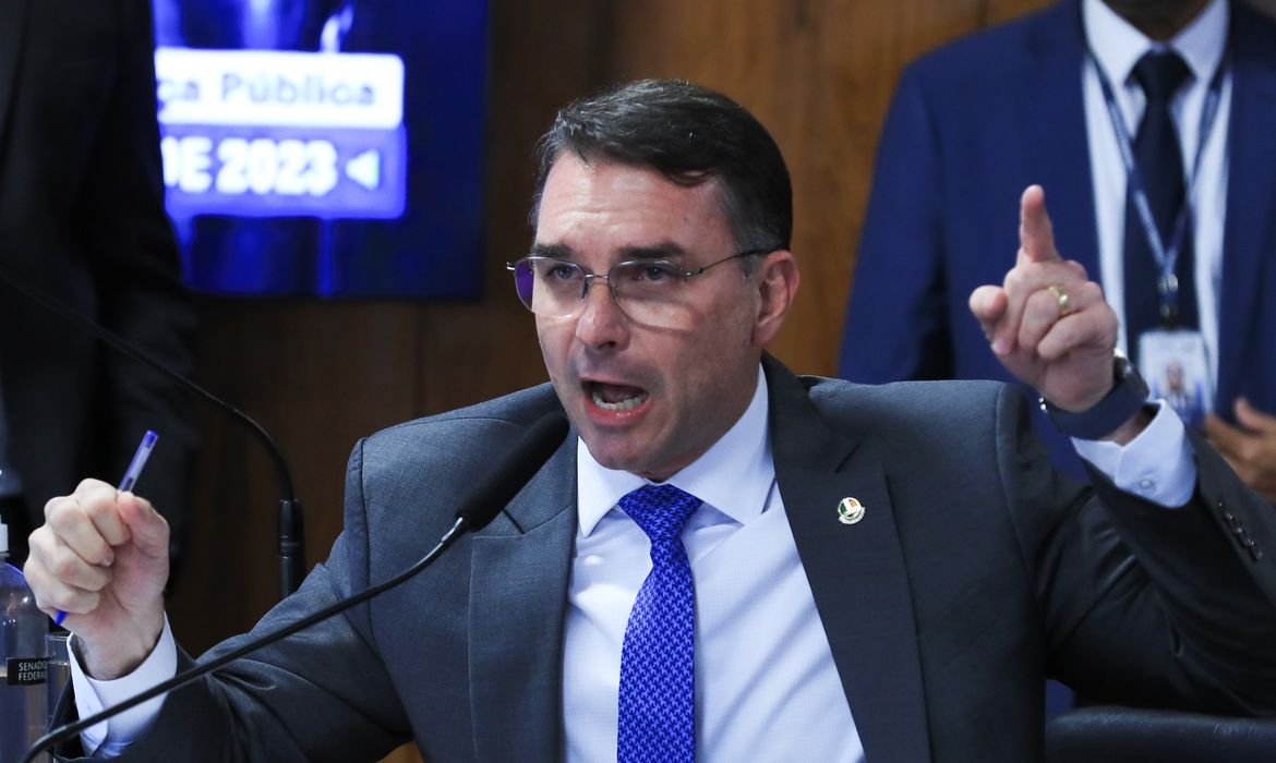 Missão pede investigação sobre filiação falsa de Flávio ao partido