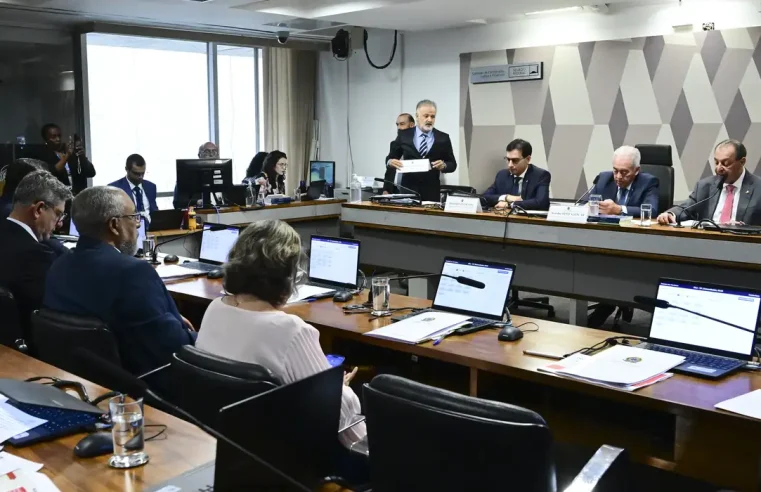 CCJ do Senado aprova PEC que acaba com jornada 6×1