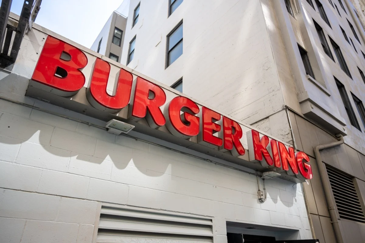 Burger King é condenado após funcionária ser constrangida por uniforme inadequado