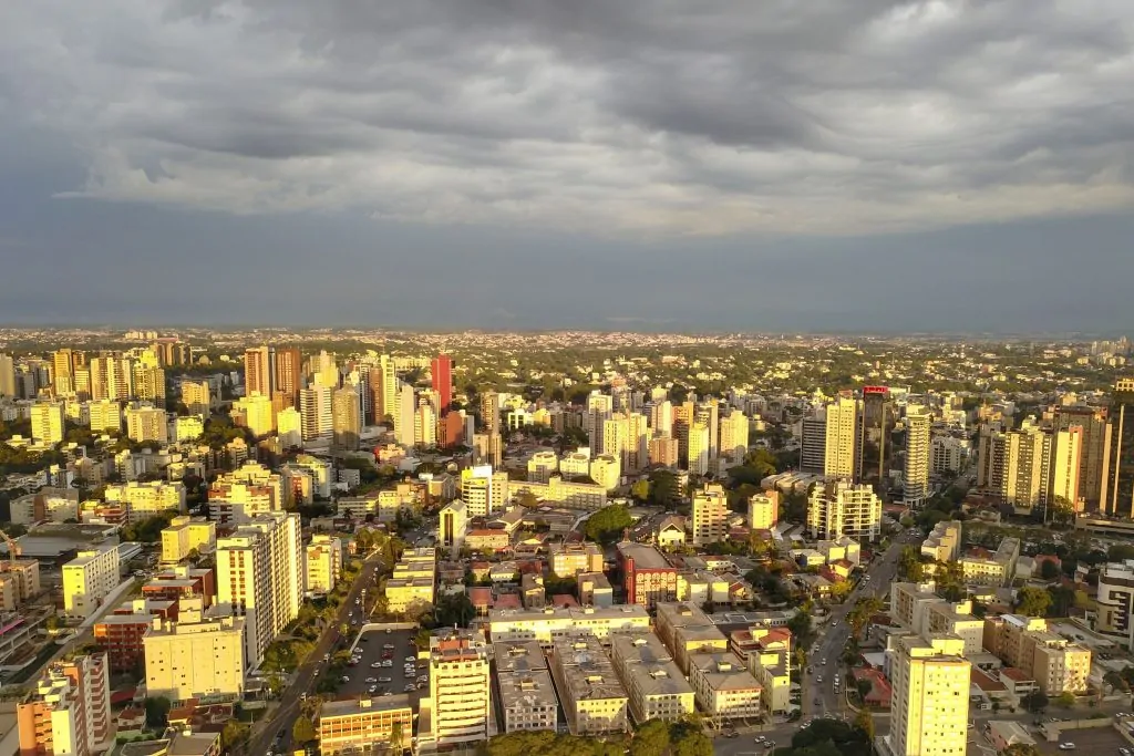Chuva volta ao Paraná nesta sexta e permanece até terça-feira, prevê Simepar