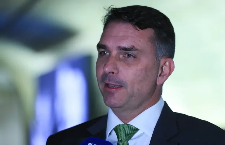 Mendonça incluiu Flávio Bolsonaro como investigado no caso Dark Horse