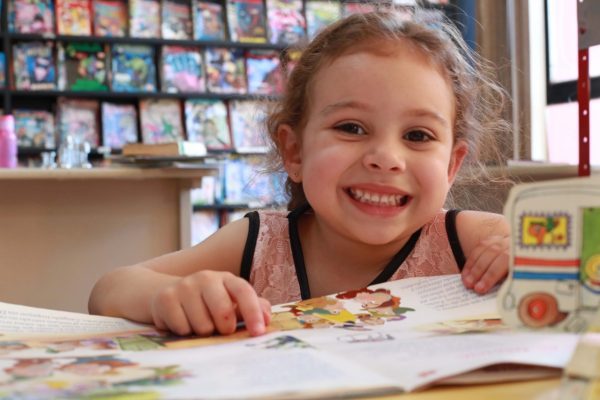 Biblioteca tem contação de histórias gratuita nestas férias em Cascavel