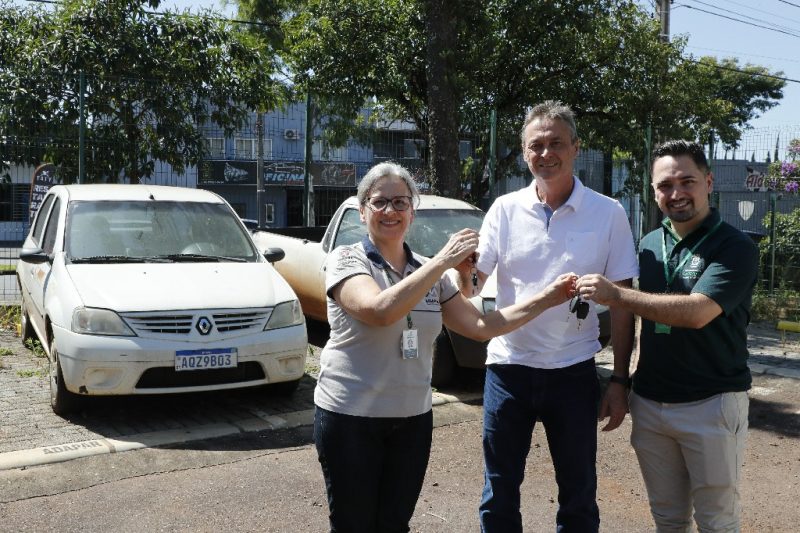 Adapar repassa dois veículos para a Secretaria de Agricultura