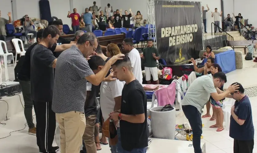 Desabrigados das enchentes em São Leopoldo (RS) se convertem em igreja transformada em abrio