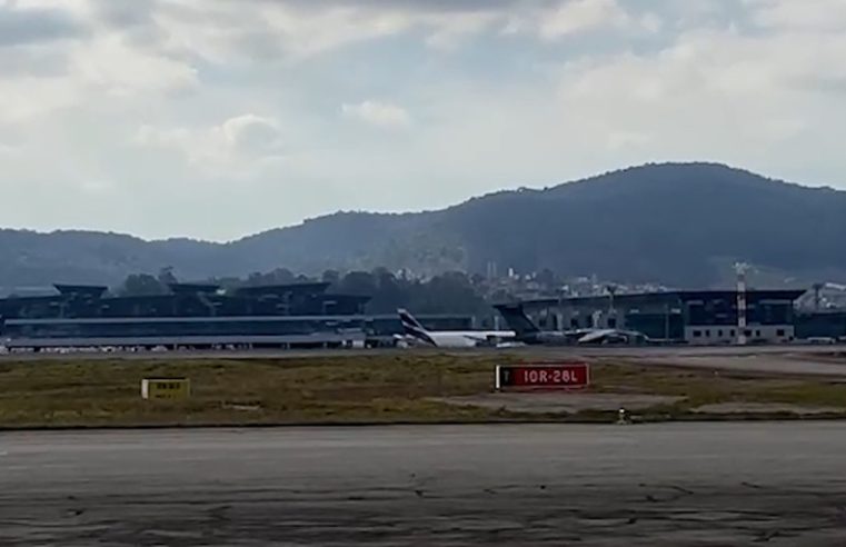 Avião da FAB transportando corpos das vítimas do voo 2283 decola para Cascavel
