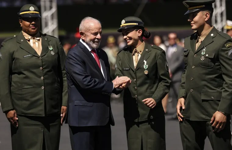 Atletas olímpicos brasileiros são condecorados com medalha do Exército