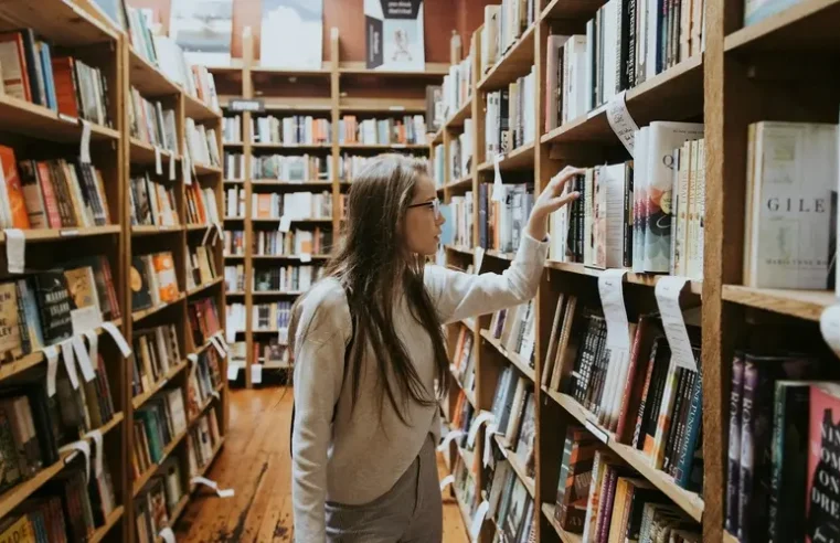 Câmara de Rio Branco aprova lei que permite Bíblias em bibliotecas de escolas