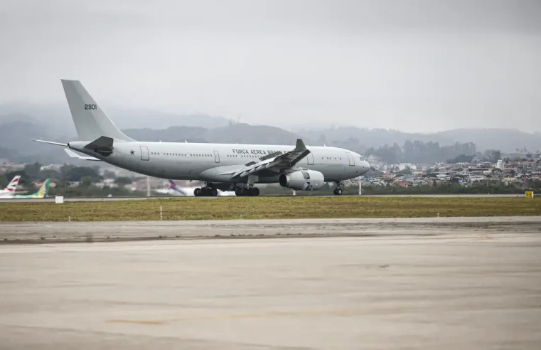 Avião com 221 brasileiros repatriados do Líbano pousa em Guarulhos