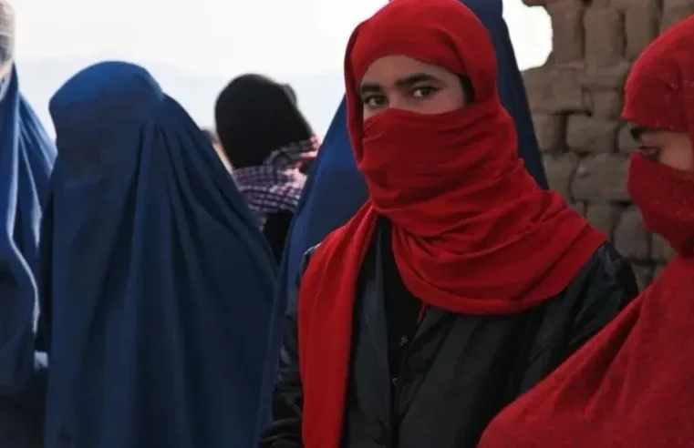 Nova lei do Talibã proíbe mulheres de ouvir a voz uma das outras