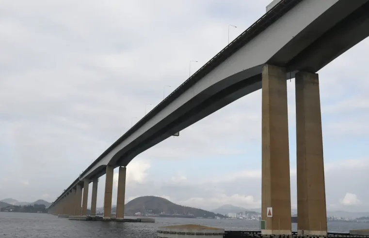 Navio que bateu na Ponte Rio-Niterói em 2022 deixa Rio de Janeiro