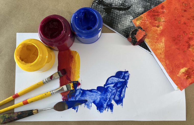 MON promove em dezembro oficina gratuita sobre experiência com tinta acrílica