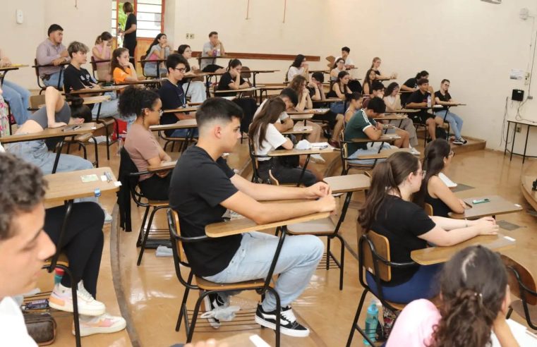Vestibular 2025 da UEL reuniu milhares de jovens no domingo; provas seguem nesta segunda
