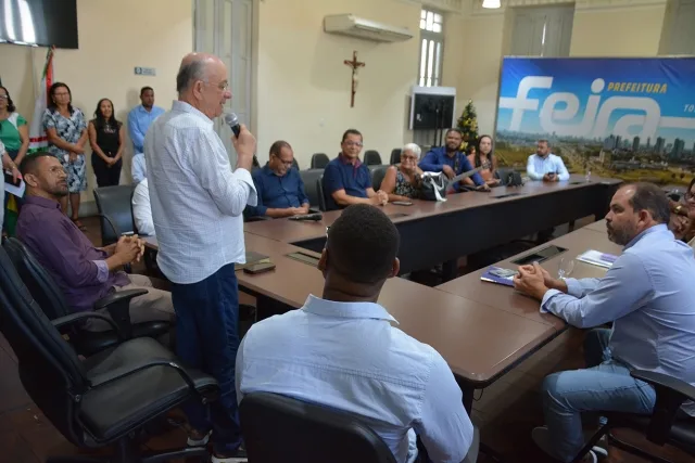 Prefeito de Feira de Santana recebe ministros evangélicos para momento de oração em seu gabinete