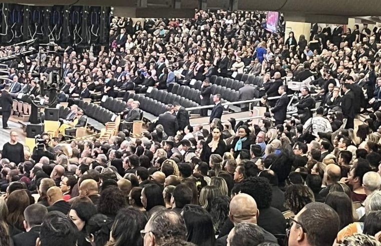 Bolsonaro, Tarcísio e Nunes participam de velório da Bispa Keila Ferreira