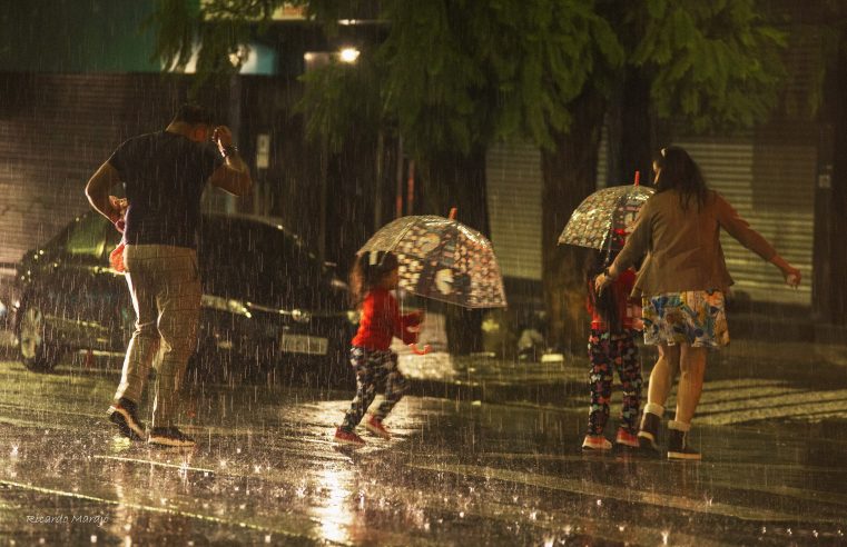 Após chuvas nos últimos dias, Dia das Crianças terá novas tempestades no Paraná