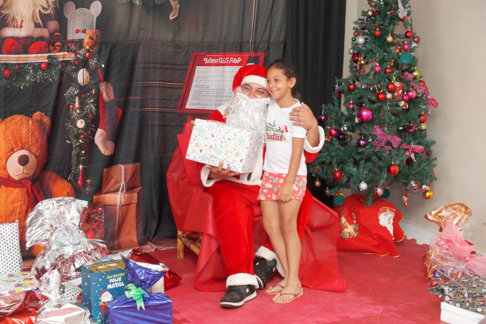 Com muita gratidão e alegria, crianças recebem presentes da campanha “Adote uma Cartinha”