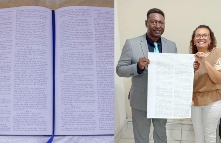 Igreja reúne copistas e produz Bíblia gigante de 19 kg