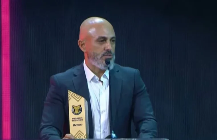 Agradeço a Jesus Cristo, diz melhor técnico do Brasileirão