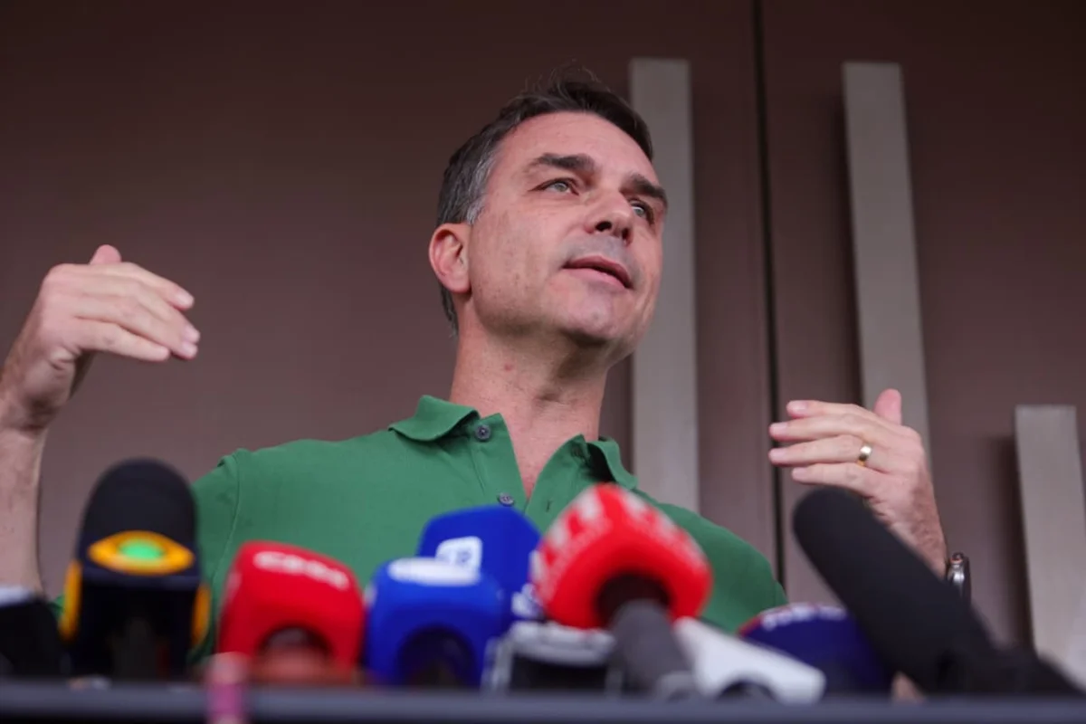 Flávio Bolsonaro busca apoio do Centrão para disputar 2026