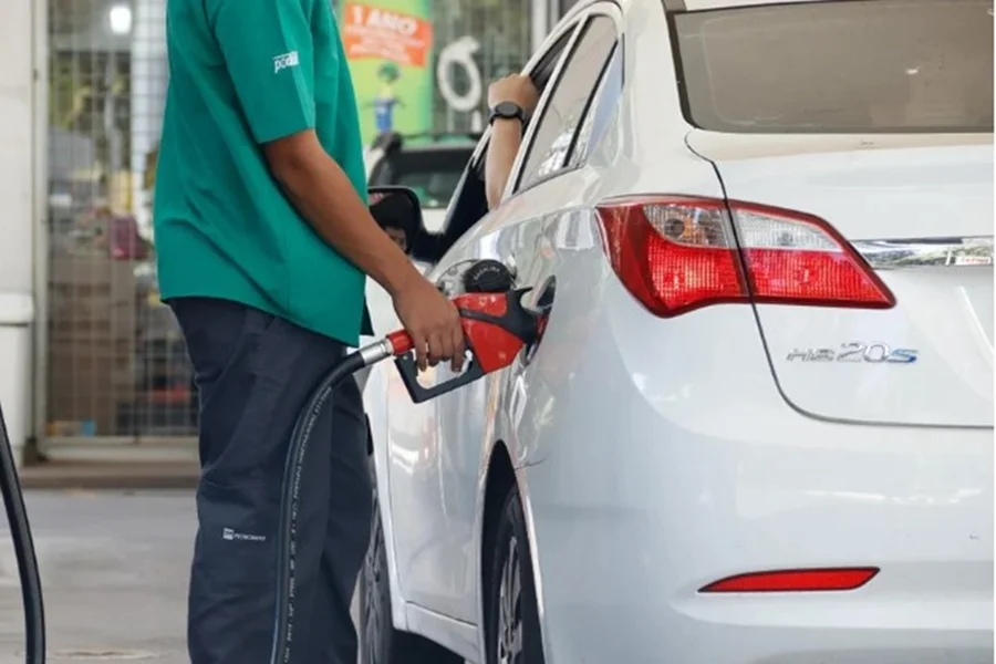 Petrobras reduz preço da gasolina para distribuidoras em 5,2% a partir de terça-feira