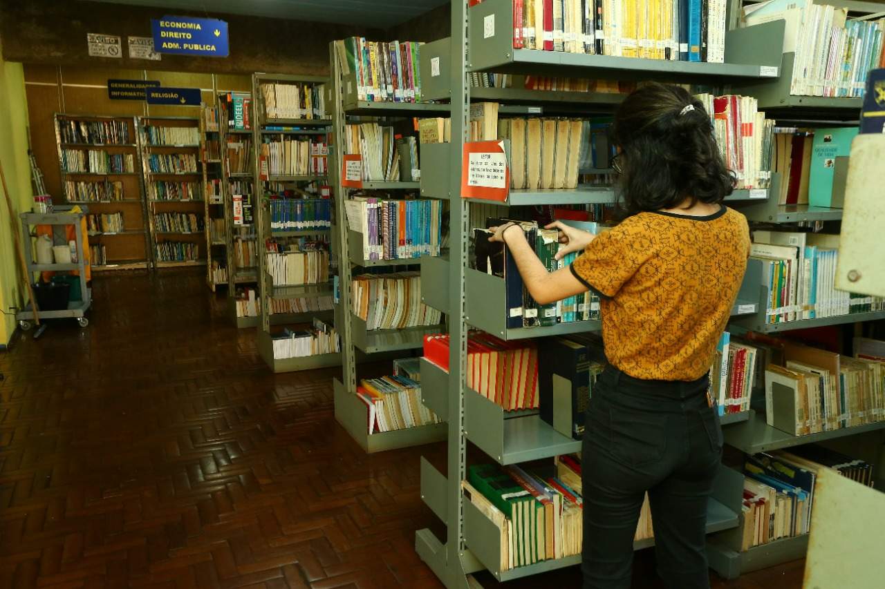 Biblioteca Pública de Cascavel incentiva leitura e chega a recorde de mais de 17 mil leitores em 2025