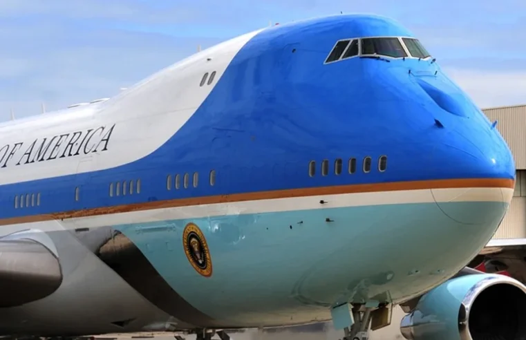 Pane elétrica obriga Air Force One a retornar e atrasa viagem de Trump a Davos