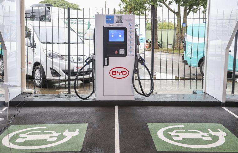 Primeiro eletroposto público de Curitiba permite completar carga de veículos elétricos